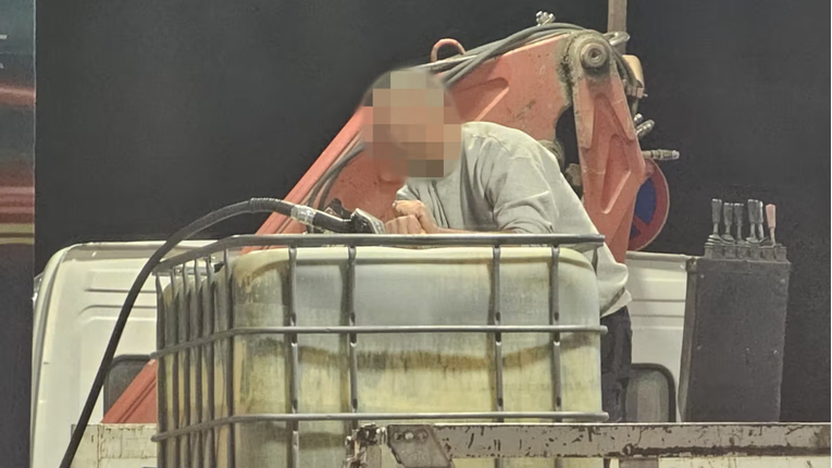 Bizarna scena u Kaštelima: Natočio gorivo u veliki spremnik