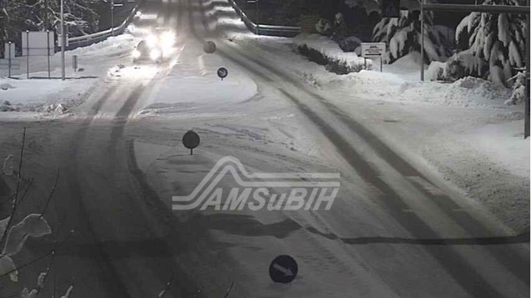 U dijelovima BiH zbog snijega prekinut promet na više mjesta