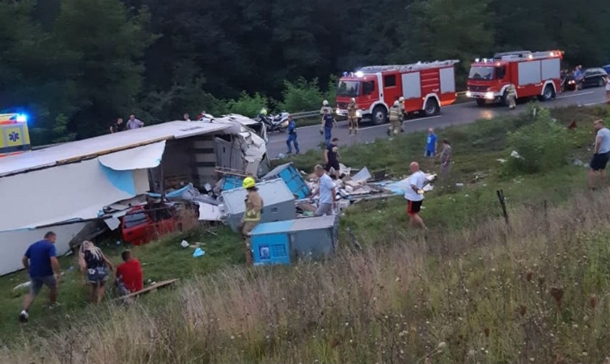 FOTO Sudarili se auto i tegljač kod Karlovca, jedna osoba poginula