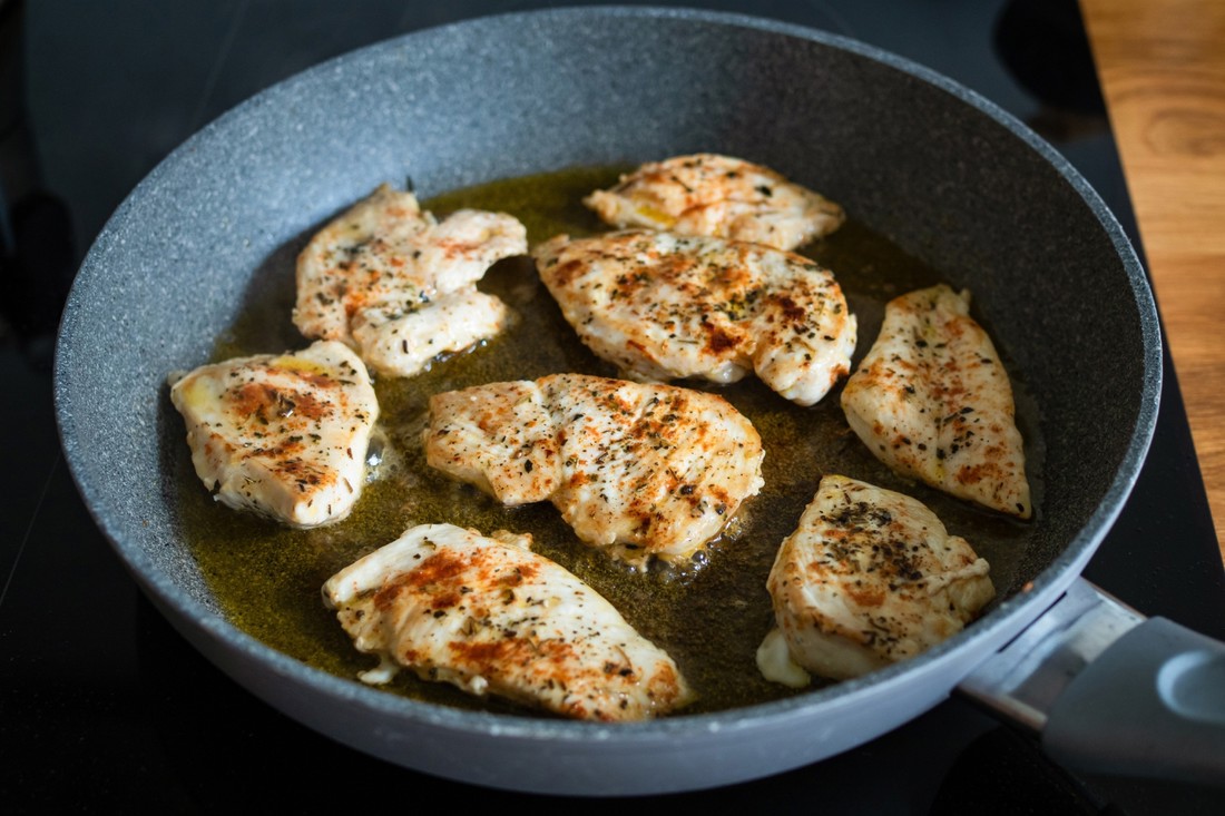 Je li sigurno ostaviti piletinu izvan hladnjaka prije pečenja?