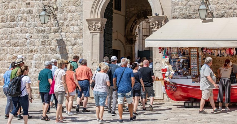 U hotelima i kampovima je u travnju bilo 553% više stranih turista nego godinu ranije