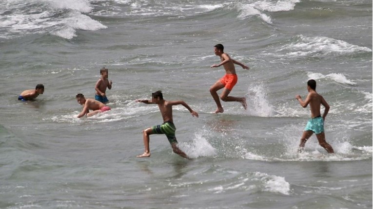 Splićani unatoč oblačnom danu otišli na plaže i kupali se u valovitom moru