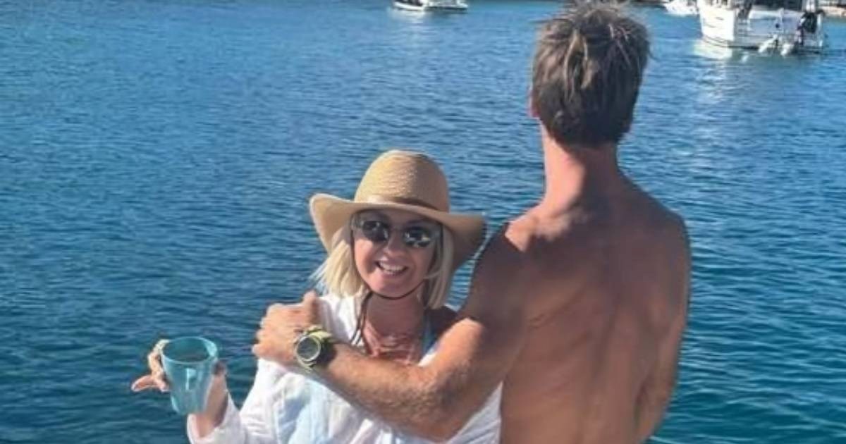 Danijela Dvornik pozirala u zagrljaju muškarca koji je sakrio lice od kamere