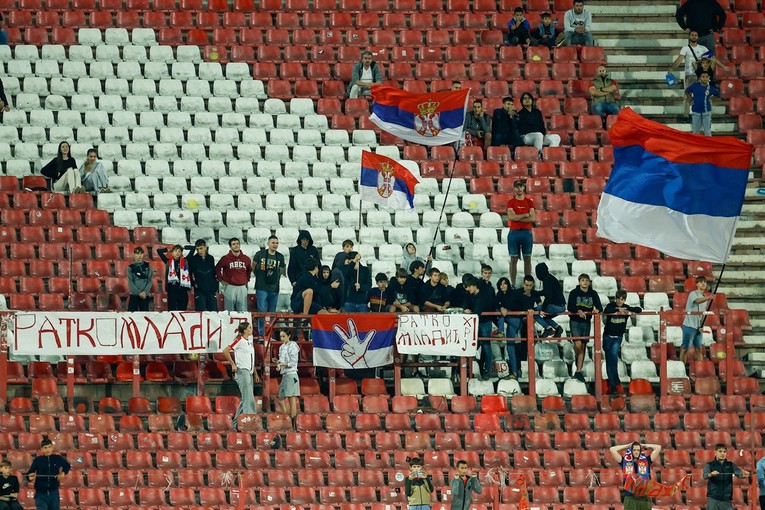 Ovo su djeca na Srbija - Nizozemska. Jedini transparenti su im o zločincu Mladiću