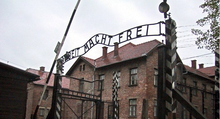 Poljake razbjesnila objava Ursule von der Leyen o Auschwitzu. Morala ju promijeniti