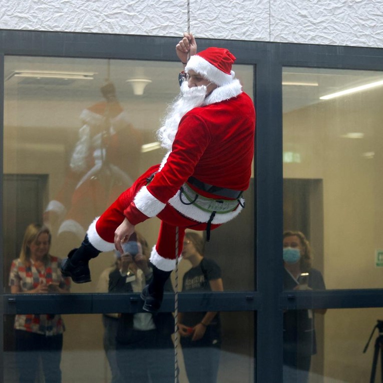 FOTO Kostimirani vatrogasci razveselili mališane u riječkoj bolnici