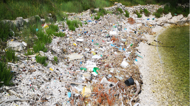 Ovako izgledaju brojne hrvatske plaže. YouTuberica iz Trogira ih želi očistiti