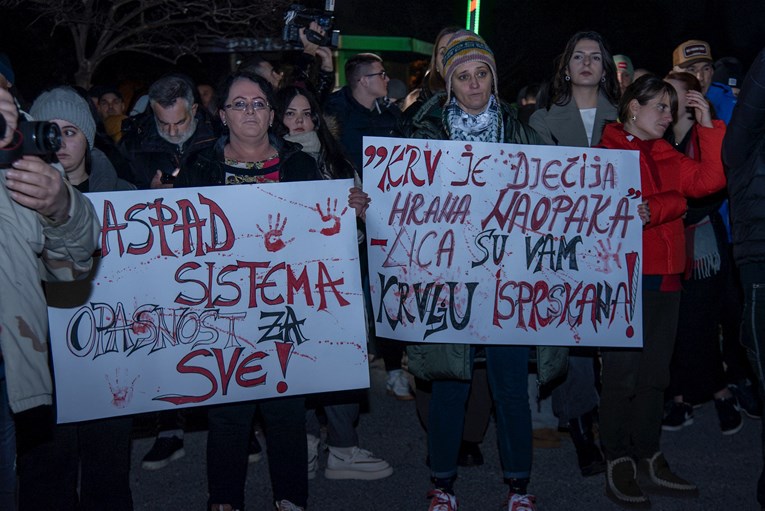 FOTO Nakon masakra na Cetinju tisuće prosvjedovale u Podgorici. "Ruke su vam krvave"