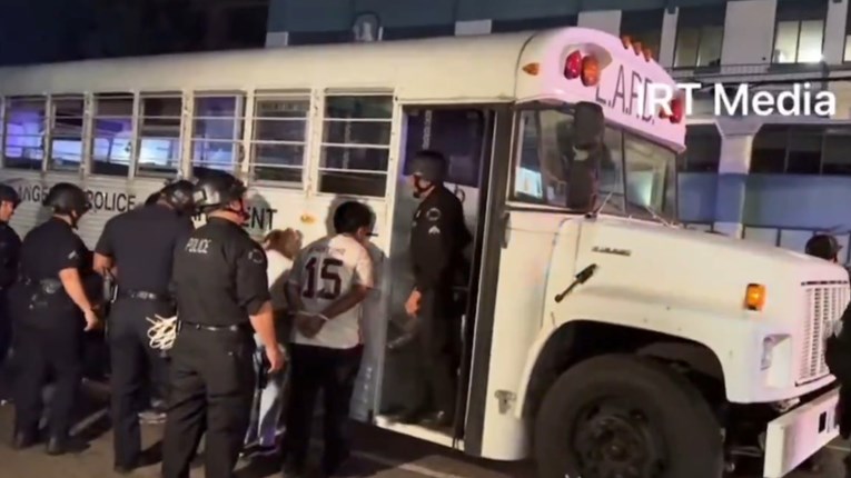 VIDEO Policija u LA-u puni buseve uhićenim prosvjednicima