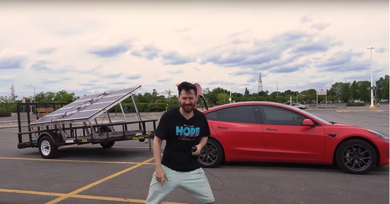 VIDEO Tesla umjesto punjača ima prikolicu. Stvar funkcionira