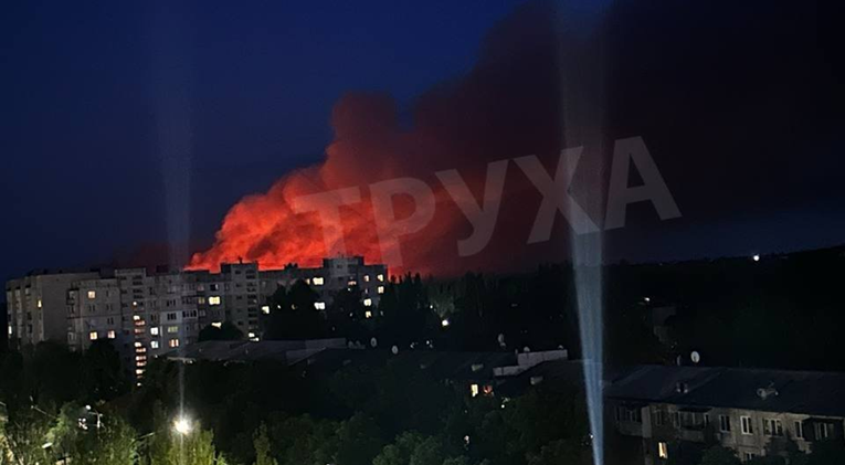 Ukrajinci napali okupirani grad. Čuo se niz eksplozija, diže se velik oblak plamena
