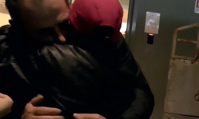 VIDEO Emotivan trenutak kad se dječak odveden u ISIS vratio ocu