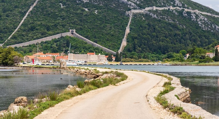 Zbog fekalija u moru ne preporučuje se kupanje u Stonu. U Zadru isto onečišćenje