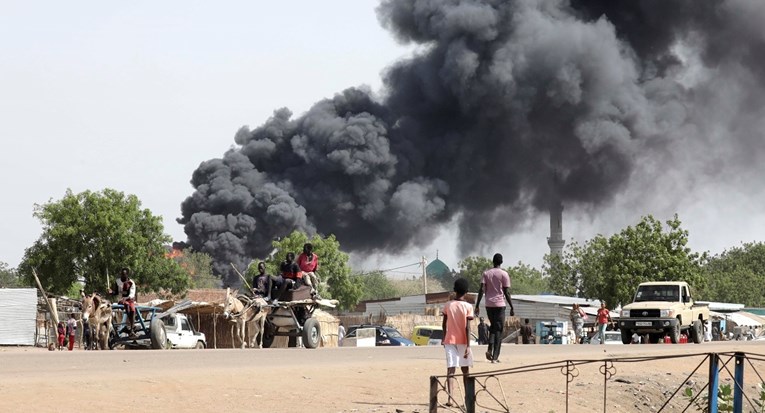 Krši se primirje u Sudanu. Zračni napadi i neprekidne borbe u glavnom gradu