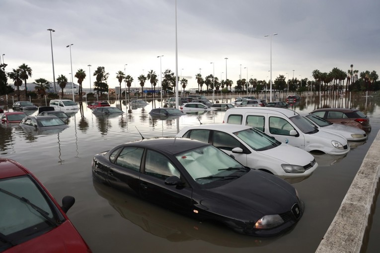 Katastrofalne poplave u Španjolskoj. Bujice nose automobile, dvoje mrtvih