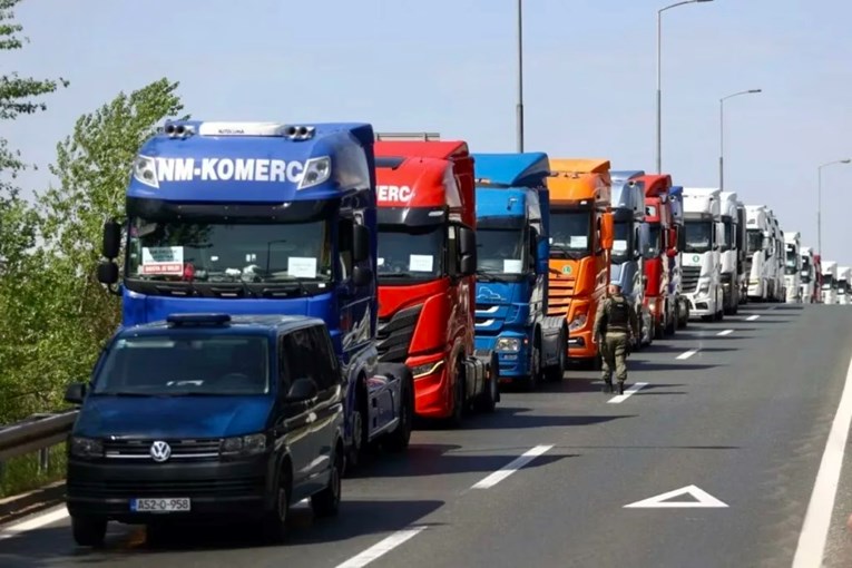 Hrvatska s granice vratila 875 vozača kamiona iz BiH: "Na koljenima smo"