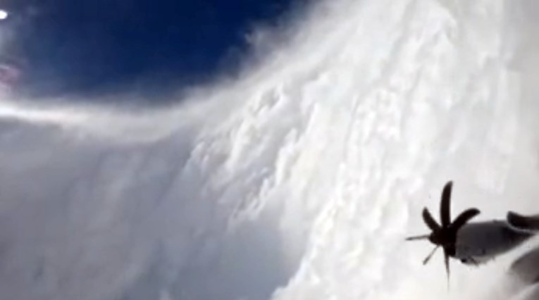 Američki vojni avion uletio u oko uragana kod Jamajke. Pogledajte snimku