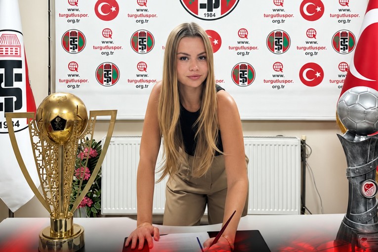 Ima 22 godine i postala je glavna trenerica turskog nogometnog kluba