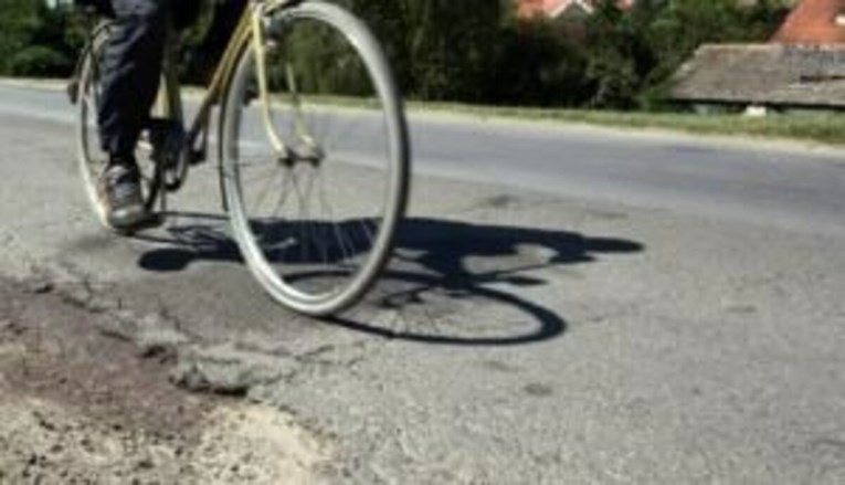 Žena u Vinkovcima na biciklistu prepoznala svoju torbu, uhvaćen je