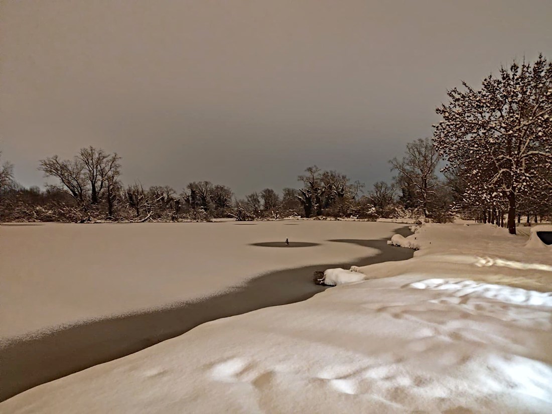 Jezera Savica u Zagrebu zaleđena su i prekrivena snijegom. Pogledajte video