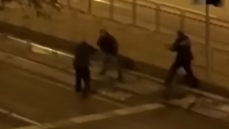 Muškarac u Budimpešti izbo 3 policajca, jedan mrtav