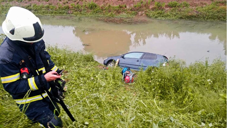 FOTO S 3.85 promila sletio Golfom u kanal u Slavoniji, izvlačili ga vatrogasci