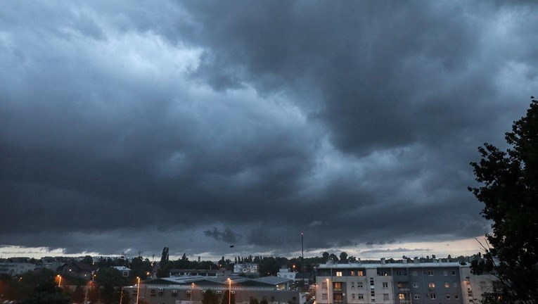 U Karlovcu pada snažna kiša. Očekuju se bujice, oluja i tuča