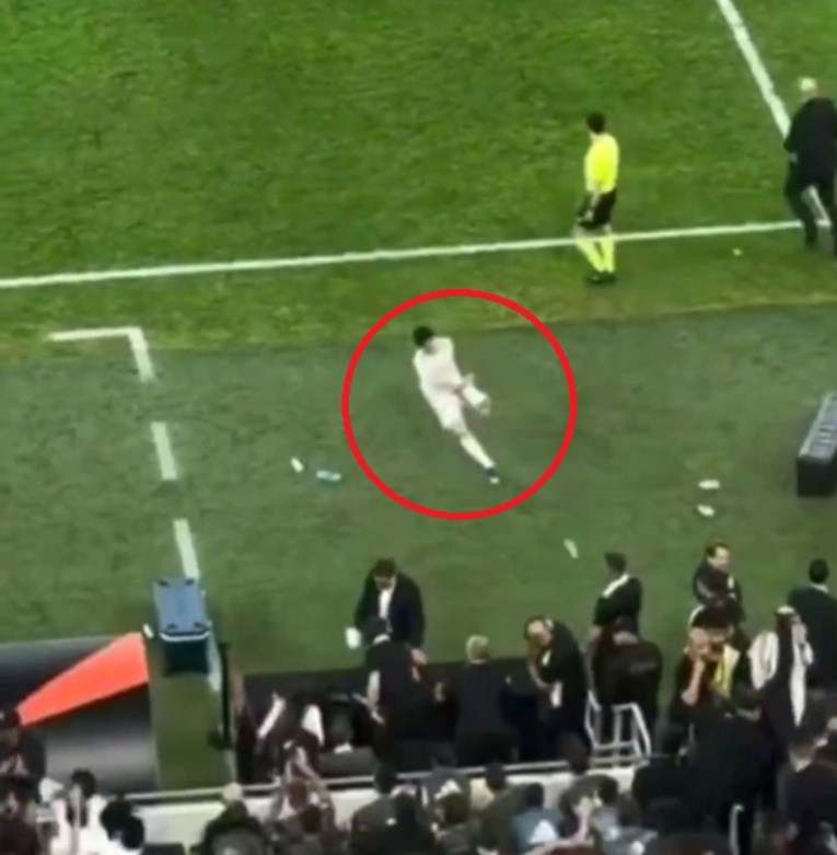 VIDEO Fanovi se smiju igraču Reala zbog poteza nakon utakmice. "Što je s njim?"