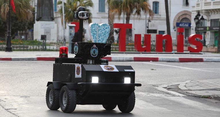 Robot na ulicama Tunisa provjerava zašto ljudi nisu doma tijekom pandemije