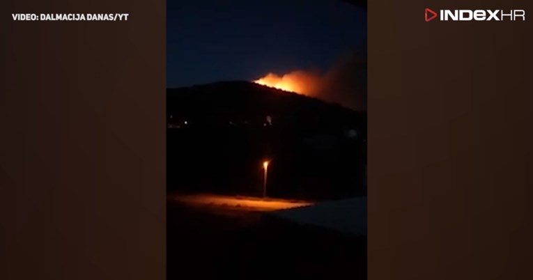 VIDEO Veliki požar na Visu, vatrogasci brzom reakcijom spasili kuće