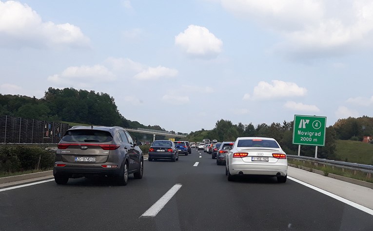 Velika gužva i kolona od Bosiljeva prema Zagrebu, oprezno i strpljivo vozite