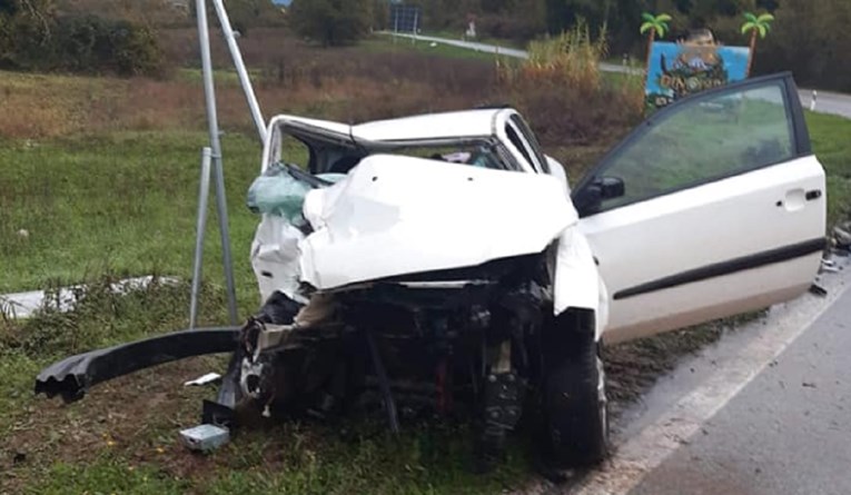 FOTO Teška nesreća u Istri: Auto smrskan nakon sudara s kamionom, ispao motor