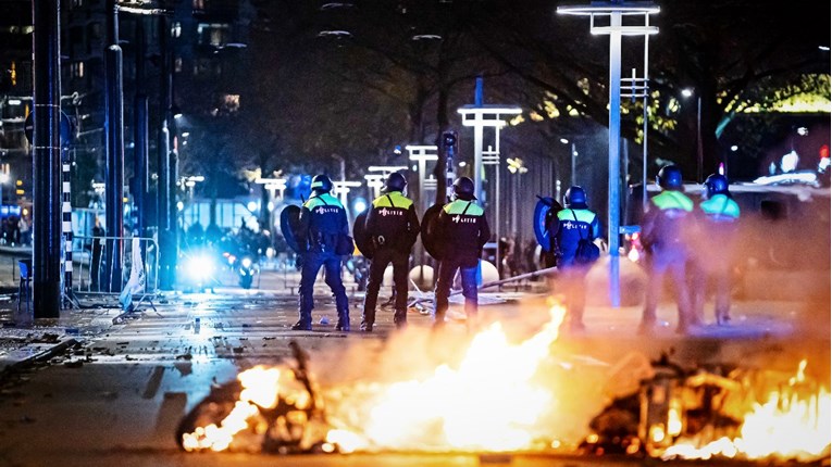 Policija u Nizozemskoj ranila dva prosvjednika protiv mjera: "Ovo je orgija nasilja"