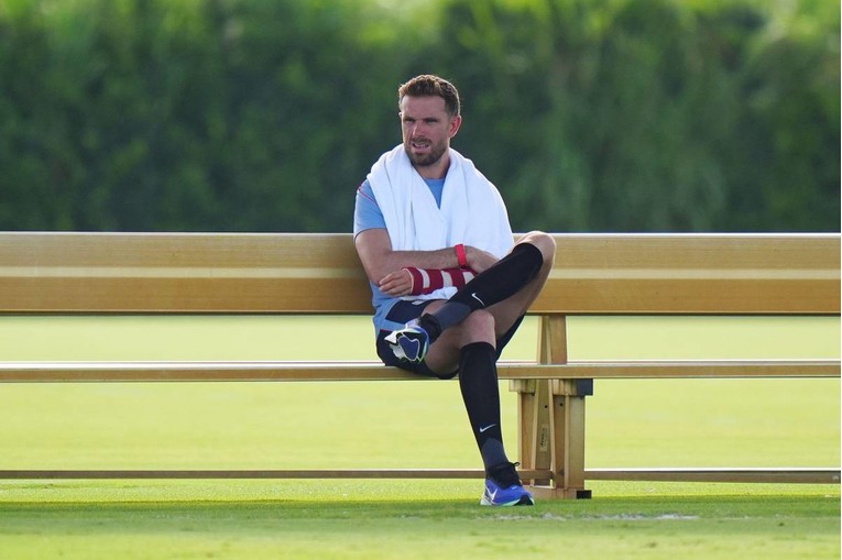 Pao preko reklame i slomio ruku. Sad u gipsu gleda trening Engleske
