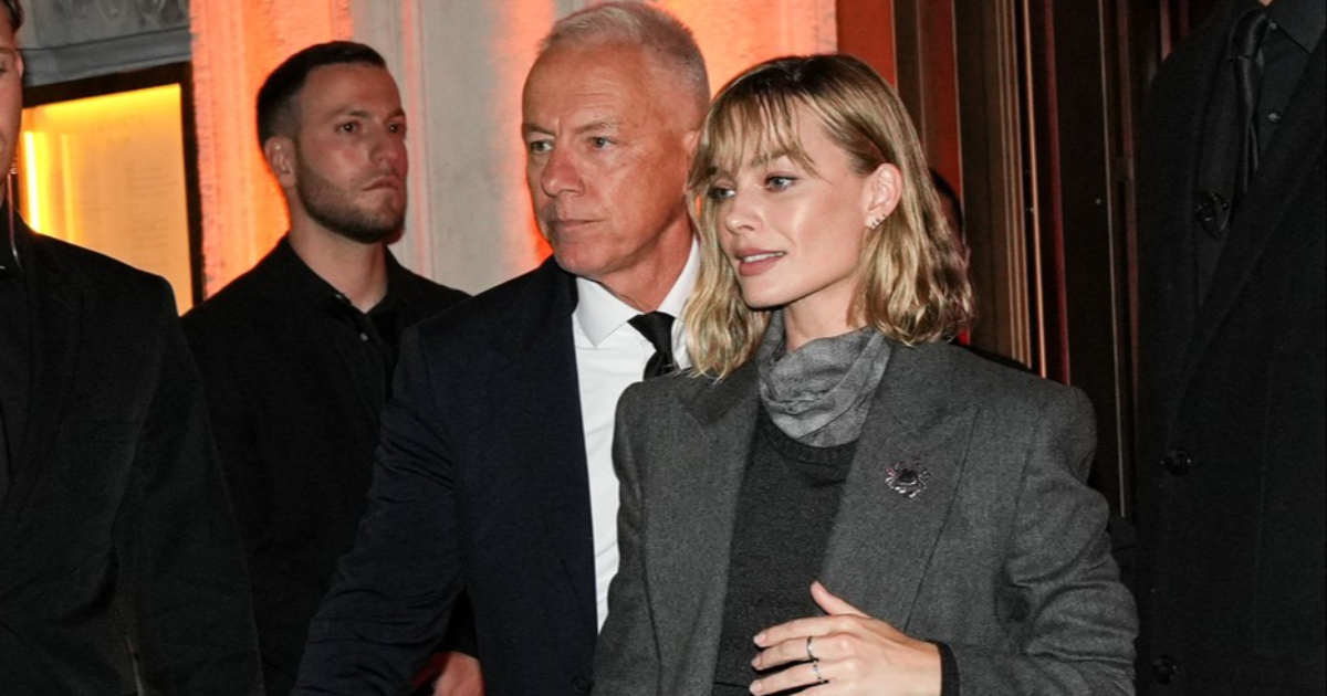 Margot Robbie u Milanu iznenadila modnim odabirom, nosila je Armanijevo odijelo