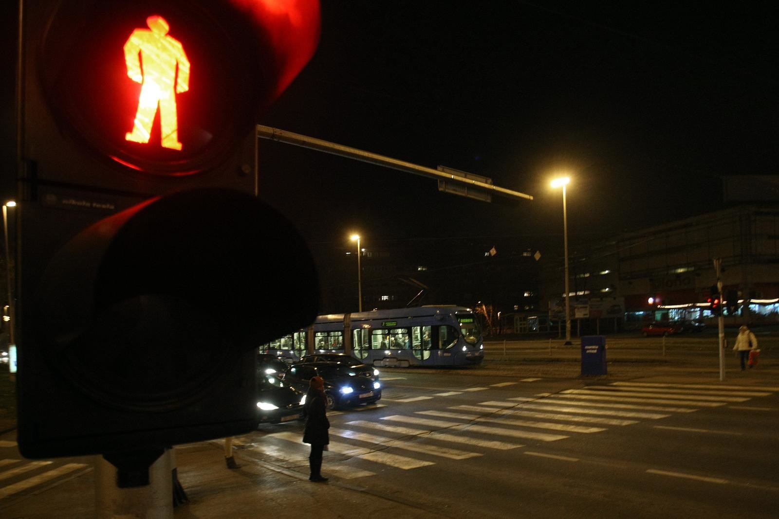 Autom se zabio u tramvajsku stanicu u Zagrebu, ima ozlijeđenih