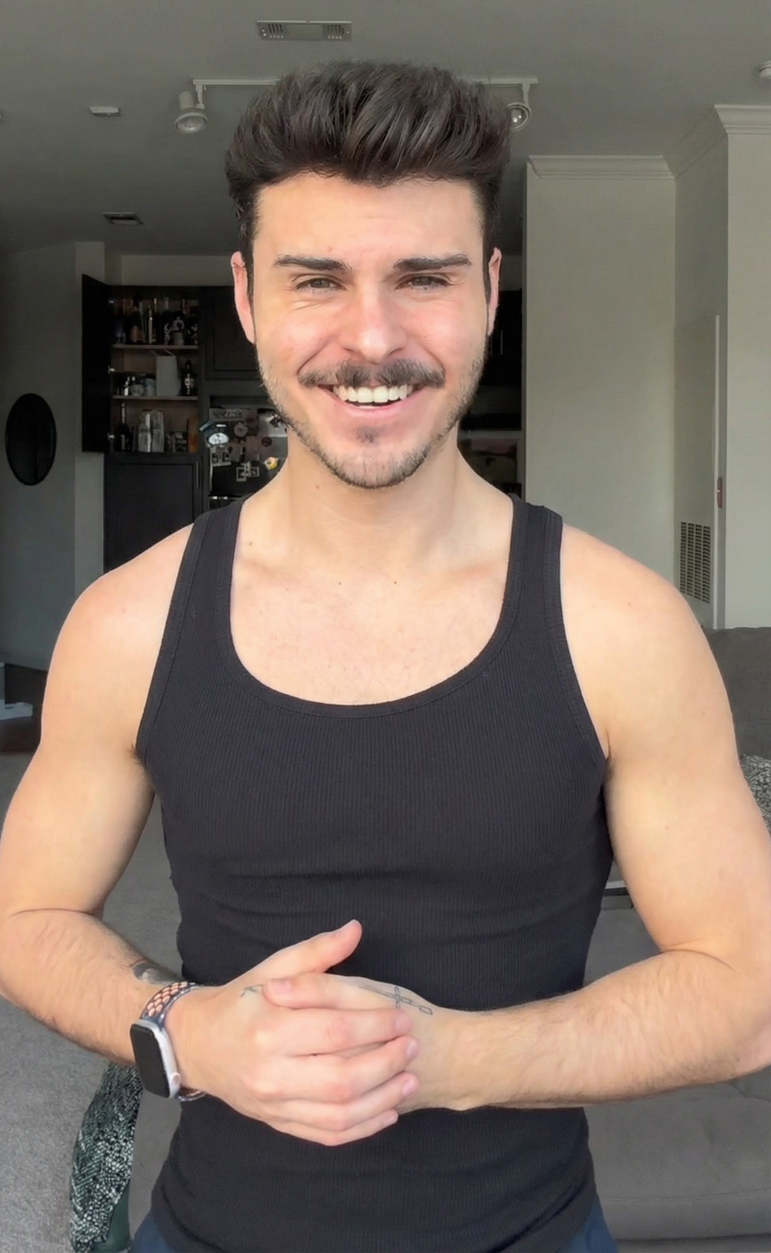 Influencer zaboravio mobitel kod prijatelja pa otkrio što zaista misle o njemu