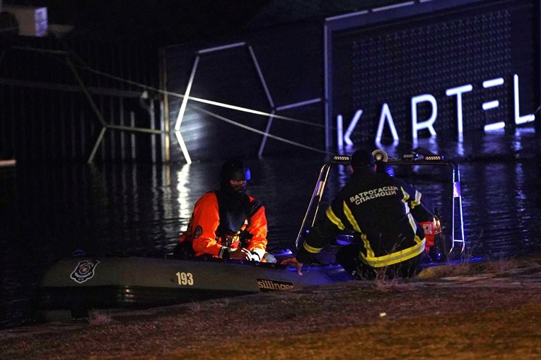 Nova snimka. Splav Kartel tonuo, mladi vrištali. Stižu detalji o tučnjavi