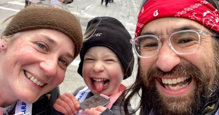 Roditelji sa šestogodišnjim sinom trčali maraton, ljudi im pozvali socijalnu službu