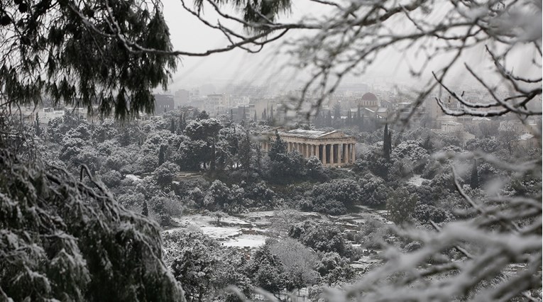 FOTO Snijeg u Grčkoj: Zatvoreni parlament i škole, neka mjesta nemaju struje