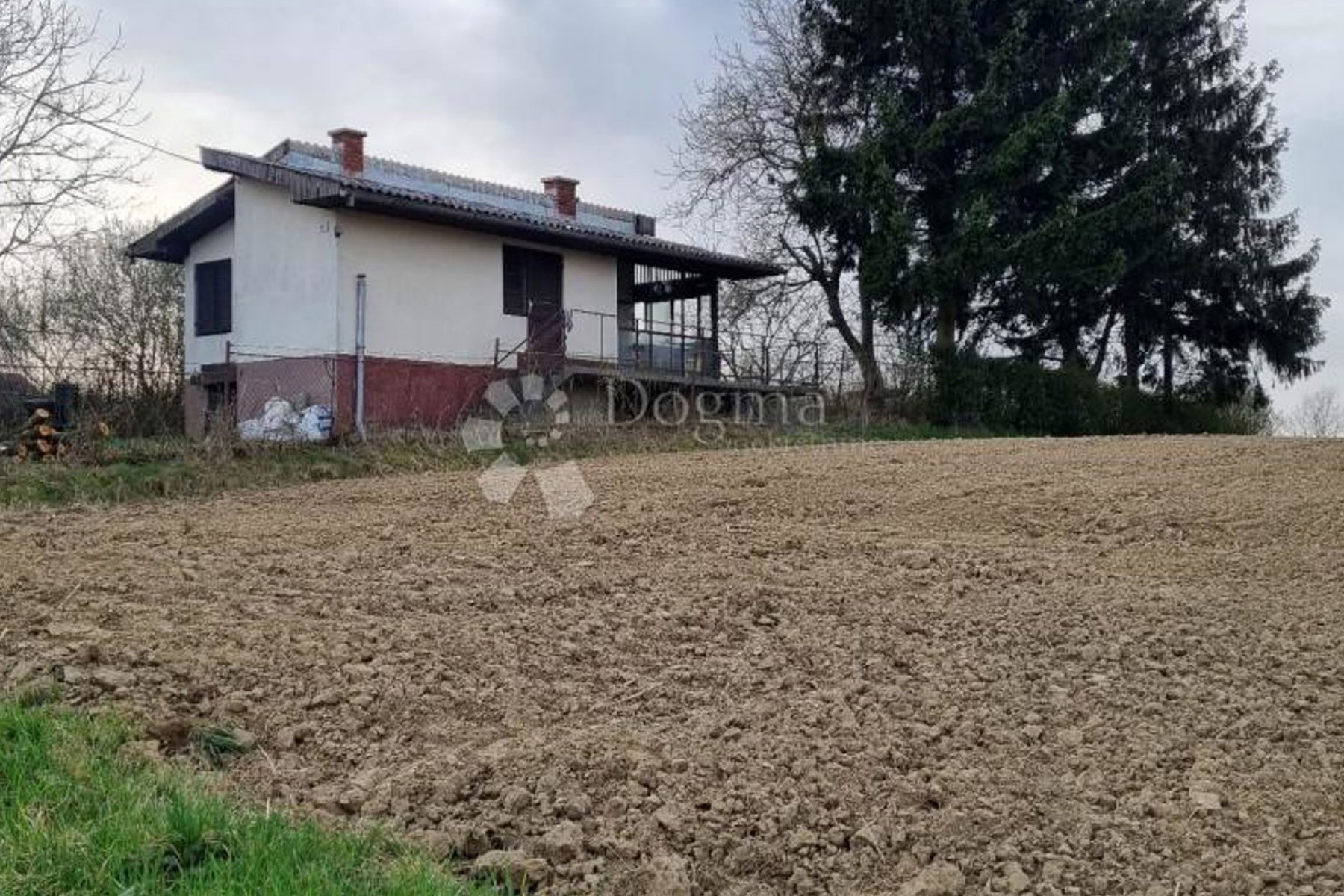 Top oglasi za nekretnine: Vikendica s velikom okućnicom za 41.500 €
