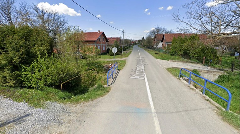 Auto sletio u kanal kod Pakraca, petero prevezeno u bolnicu