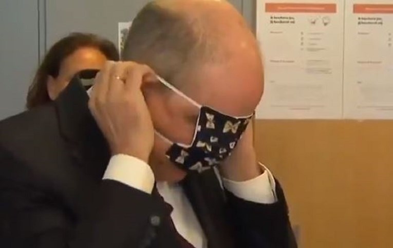 VIDEO Belgijski potpredsjednik vlade jako se mučio s maskom pa postao predmet sprdnje