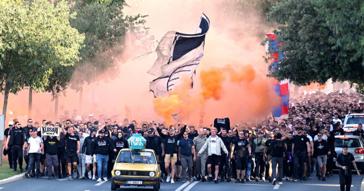 VIDEO Torcida krenula prema Poljudu s lijesom na kojem piše "Ajax"