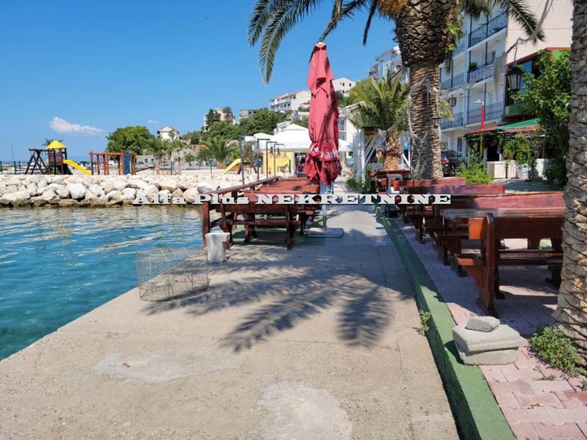Jedinstvena prilika za investiciju: Kamena kuća s tri apartmana 20m od plaže
