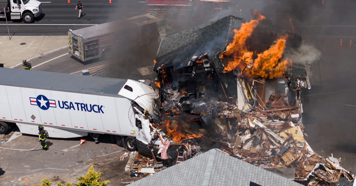 FOTO Kamion se u SAD-u zabio u firmu za najam limuzina. Dan kasnije je planuo