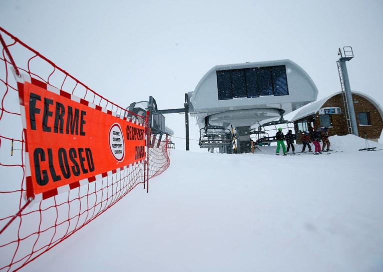 Britanski skijaš u francuskim Alpama skijao izvan staze bez opreme. Poginuo je 
