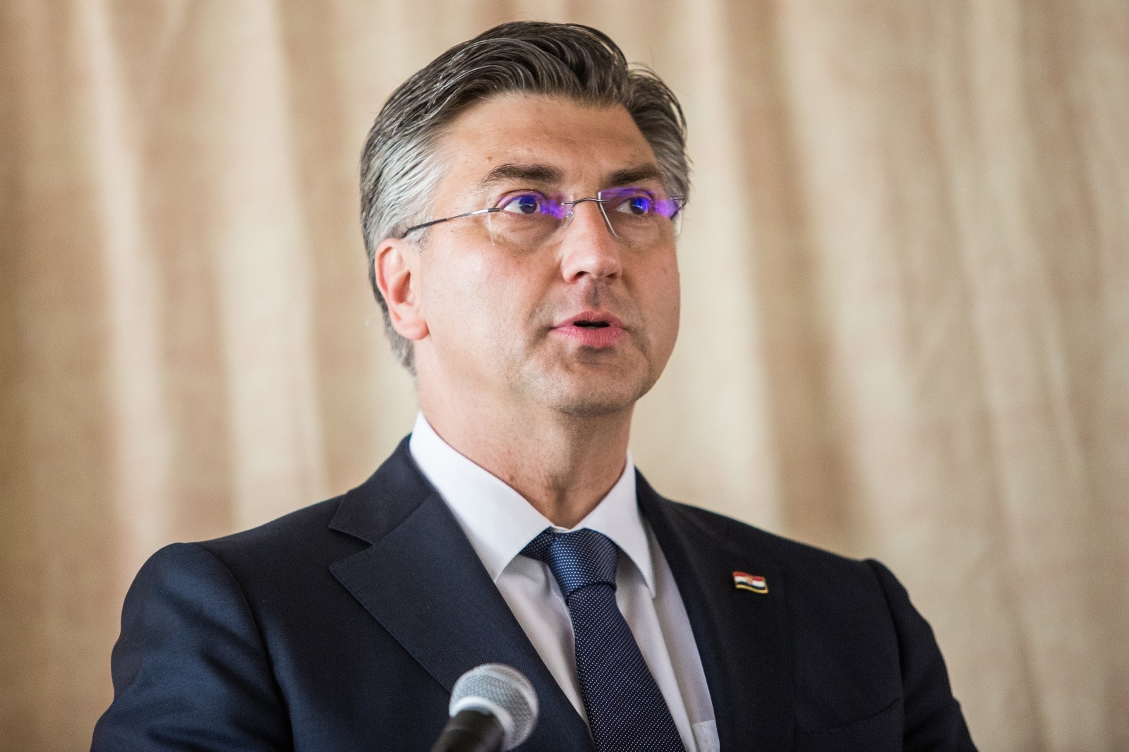 Plenković došao u Vukovar, odmah mu prinijeli više od 100 pristupnica novih HDZ-ovaca