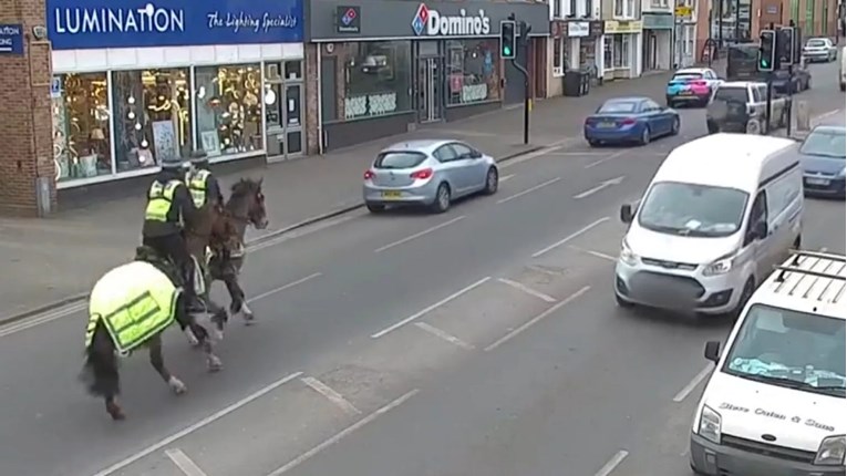 VIDEO U Velikoj Britaniji na konjima love prekršitelje u prometu
