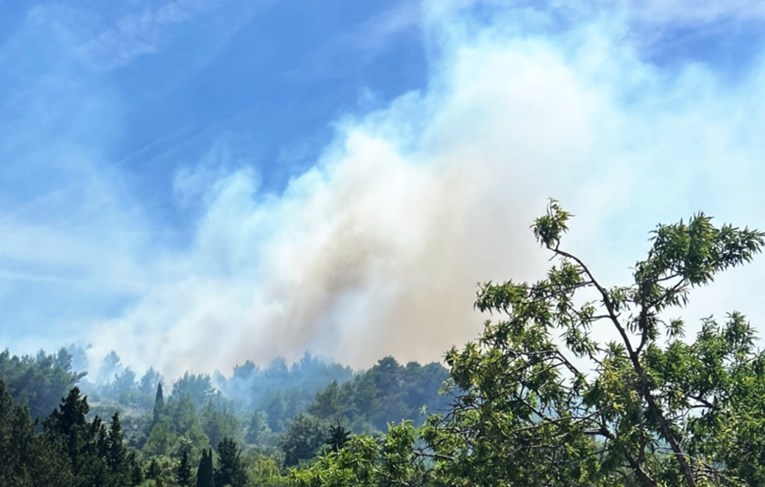 Požar na Hvaru, gasi ga i kanader